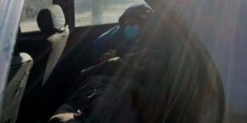 Tiene coronavirus y pasa los días de aislamiento encerrada en su auto