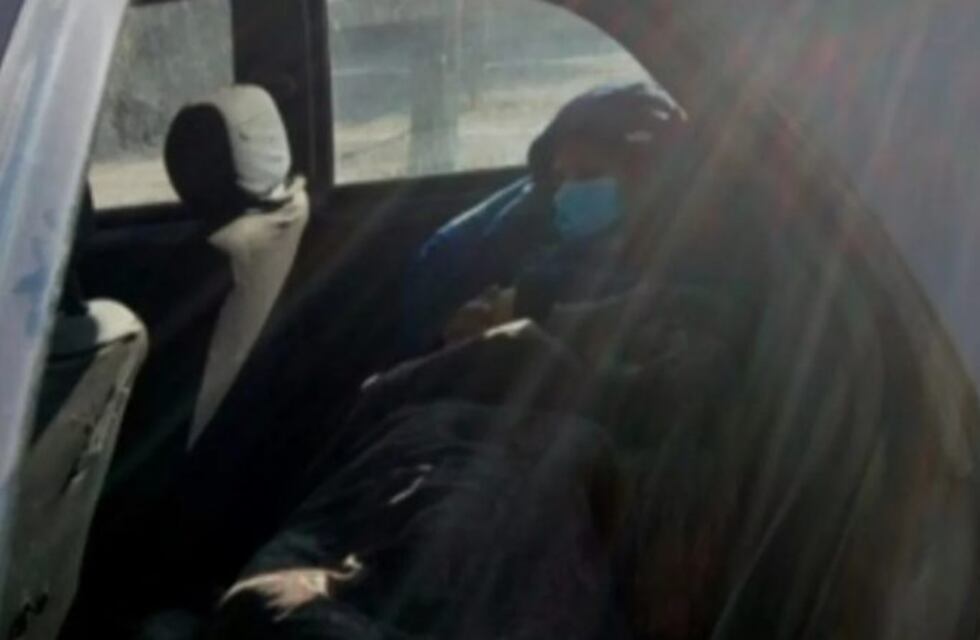 Tiene coronavirus y pasa los días de aislamiento encerrada en su auto