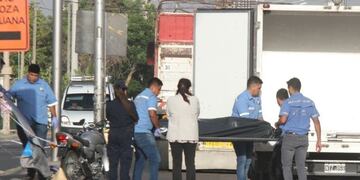 Llantos y abrazos entre los seres queridos de la víctima\u002E