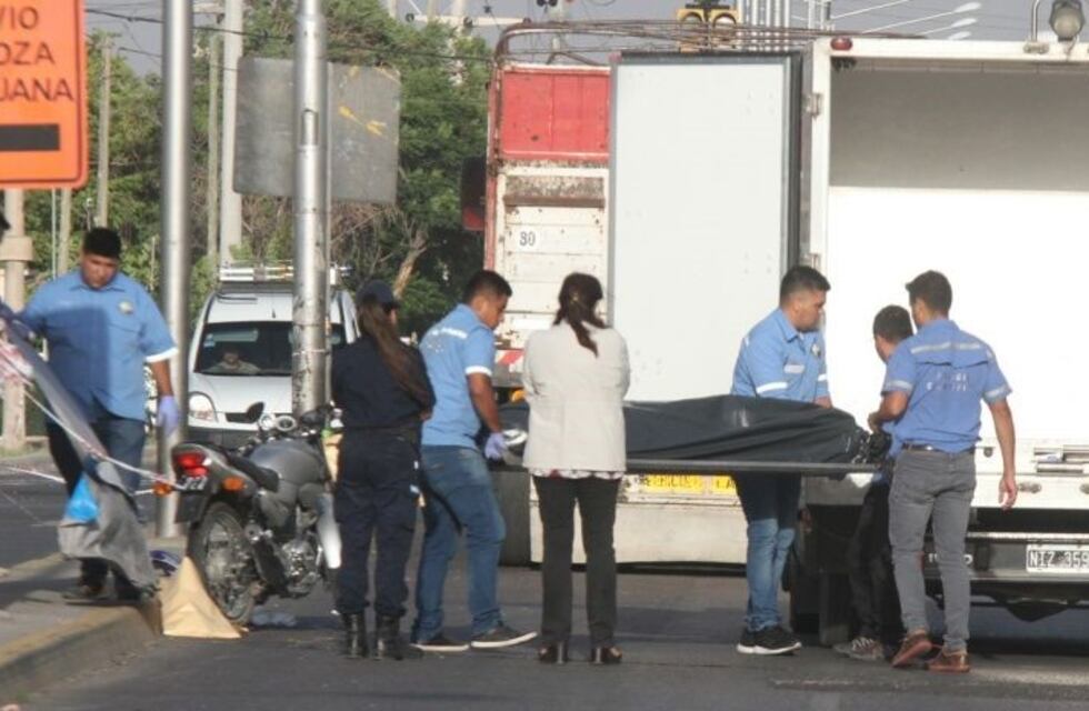 Chocó de atrás a un camión, se le partió el casco y murió