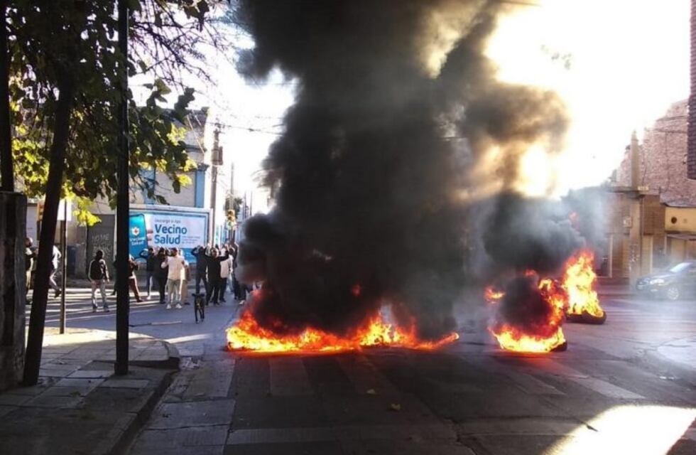 Protesta de municipales: quema de gomas y corte de calle