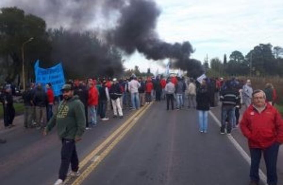 Ante la falta de respuestas, empleados de Vassalli volvieron a cortar la ruta 33
