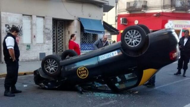 Taxista se quedu00f3 dormido y protagonizu00f3 un accidente  en el microcentro