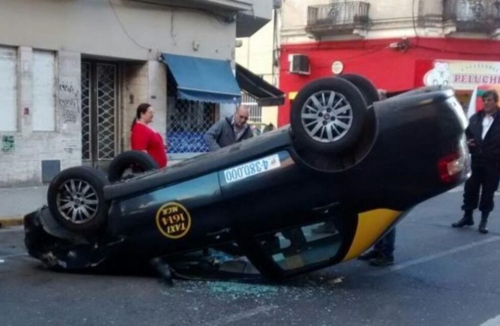 Taxista se quedó dormido y protagonizó un violento accidente en el microcentro
