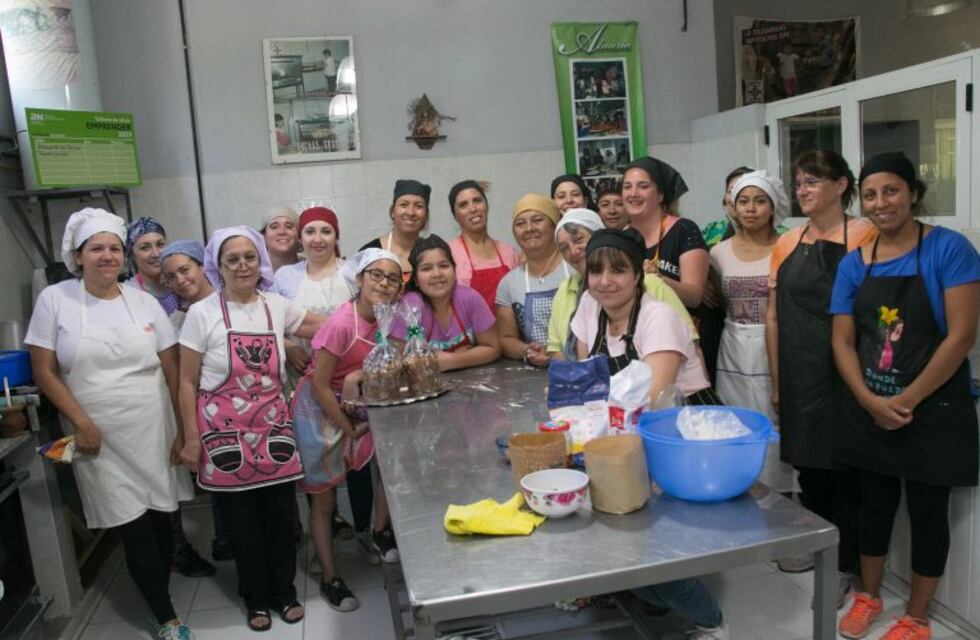 Cocina solidaria: realizan pan dulce para niños y ancianos