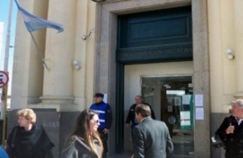 Atraparon a un ladrón en pleno robo al Banco Nación de Paraná