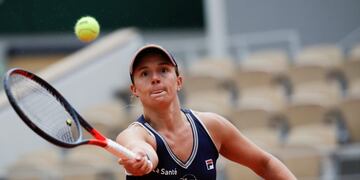 Argentina's Nadia Podoroska plays a shot against Ukraine's Elina Svitolina in the quarterfinal match of the French Open tennis tournament at the Roland Garros stadium in Paris, France, Tuesday, Oct\u002E 6, 2020\u002E (AP Photo/Alessandra Tarantino)