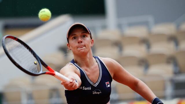 Argentina's Nadia Podoroska plays a shot against Ukraine's Elina Svitolina in the quarterfinal match of the French Open tennis tournament at the Roland Garros stadium in Paris, France, Tuesday, Oct\u002E 6, 2020\u002E (AP Photo/Alessandra Tarantino)