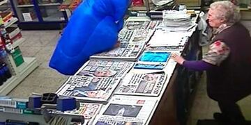 (Foto: Captura) Defendio su negocio golpeando con un baston