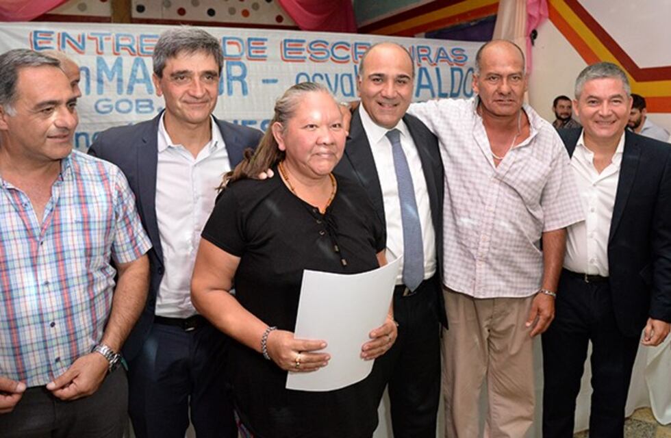 Se entregaron más de 70 escrituras a familias de la Capital