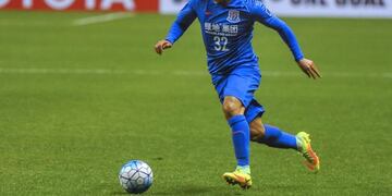 TEV01 SHANGHu00c1I (CHINA) 08/02/2017.- El delantero argentino del Shanghu00e1i Shenhua, Carlos Tu00e9vez, en acciu00f3n frente al Brisbane Roar FC, durante su debut oficial con su nuevo equipo en un partido de la Liga de Campeones de la Confederaciu00f3n de Asia (AFC) dispu