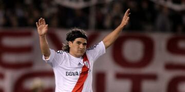 partido despedida del futbol profesional del idolo del equipo river plate ariel ortegarnrnDYN722, BUENOS AIRES 13/07/2013, DESPEDIDA DEL BURRITO ORTEGA EN EL MONUMENTAL. FOTO.DYN/PABLO MOLINA. buenos aires ariel burrito ortega partido despedida del futbol
