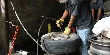 Trabajador infando una cubierta o neumático en gomería mendoza\u002E Foto: diario E Sol