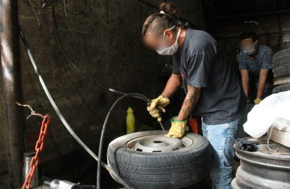 Se le reventó una cubierta mientras la inflaba y lo mató