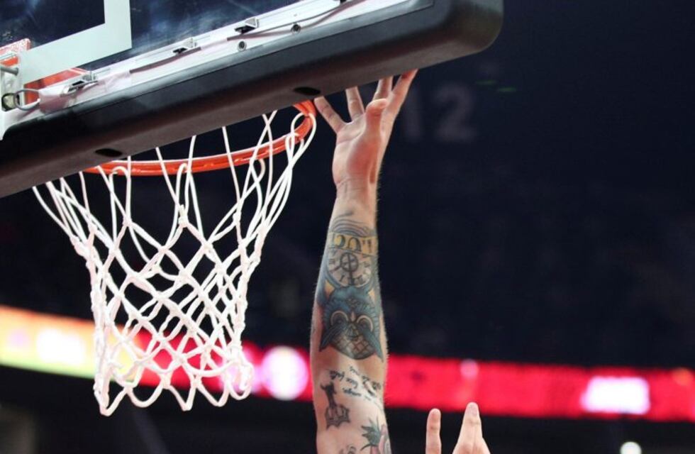 Cantando una canción de Los Palmeras Deck festejó el triunfo de Argentina