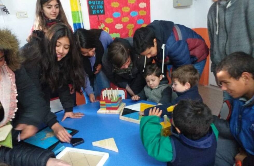 Salsipuedes: alumnos del IPETyM donaron juegos didácticos a jardines de infantes