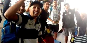 Los hinchas de Talleres en la Terminal de Ómnibus de Córdoba antes de partir a Brasil para verlo jugar contra San Pablo por la Copa Libertadores\u002E