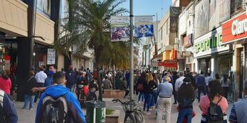 Este lunes se registró un intenso movimiento en el centro de Corrientes\u002E