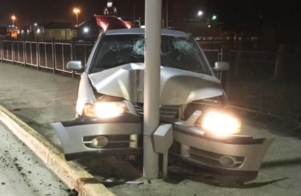 Un automóvil se incrustó a elevada velocidad contra una columna de alumbrado público