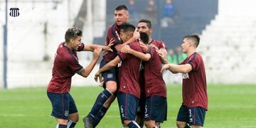 Festejo en barrio Jardín\u002E La T, bicampeón e invicto en 2018 en Reservas\u002E