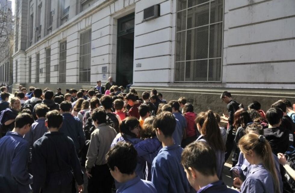 Padres de alumnos de escuelas de la UNR reclamaron por la vuelta a  clases