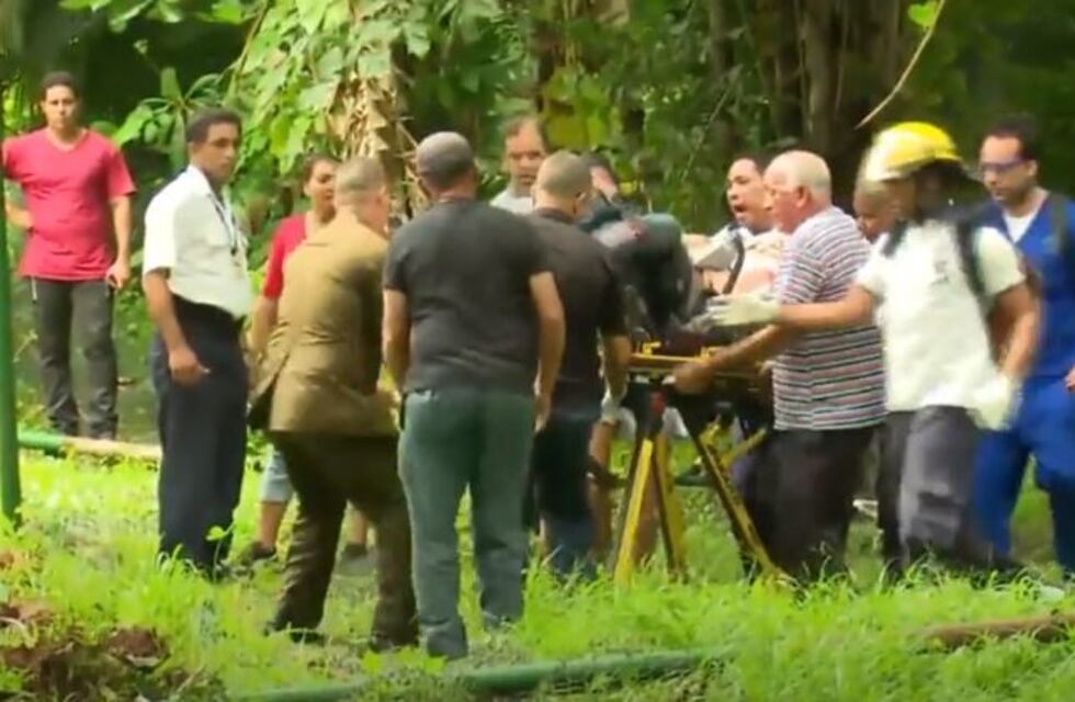 Cuba: Así rescataban a uno de los pasajeros del avión