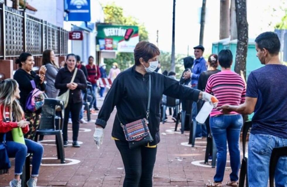 Fuerzas de seguridad y empleados municipales asistieron a usuarios en las filas de los bancos