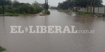 Las calles de Añatuya quedaron sumergidas bajo el agua\u002E