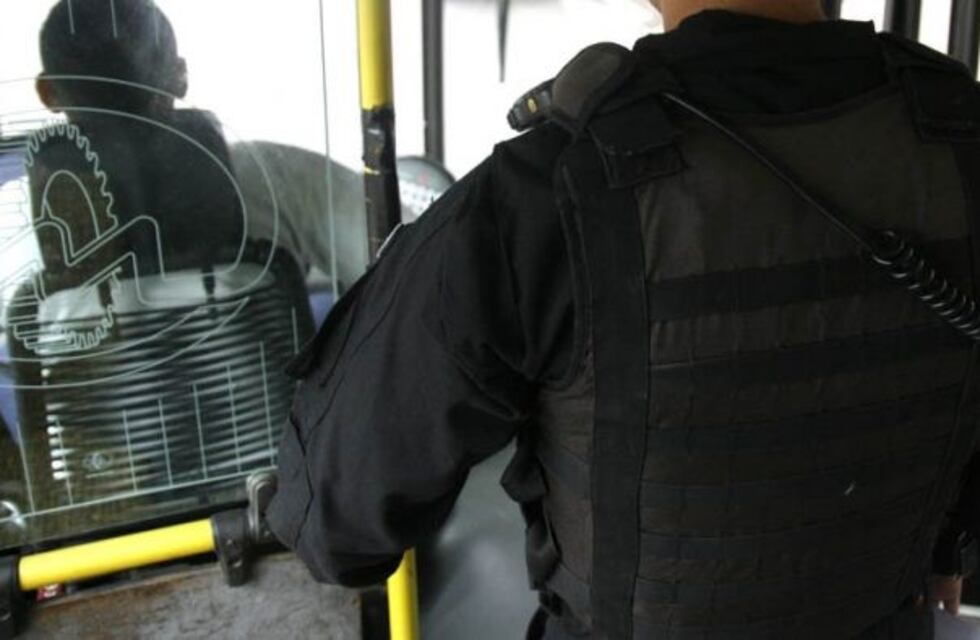 Detienen a dos jóvenes arriba de un micro: llevaban un TV y un microondas robados