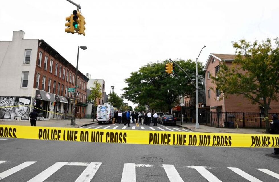 Un tiroteo en Nueva York dejó al menos cuatro muertos y tres heridos
