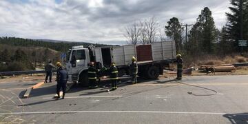 El acoplado se desbarrancó y desparramó su carga\u002E