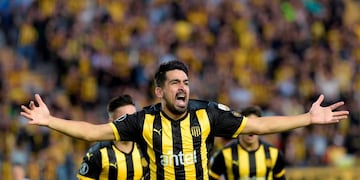 Argentine forward Lucas Viatri, of Uruguayan team Penarol, celebrates after scoring the team's first goal against Bolivia's San Jose during their Copa Libertadores football match at the Campeon del Siglo stadium, on the outskirts of Montevideo, on March 14, 2019\u002E (Photo by Miguel ROJO / AFP)