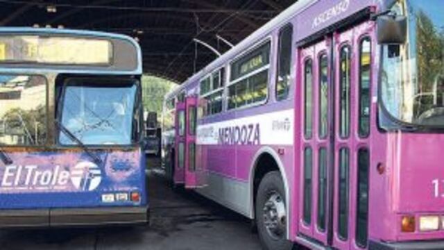 Los empleados de la EPTM reclaman la reincoporaciu00f3n de dos choferes cesanteados por la empresa estatal.