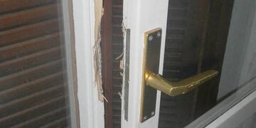 Los ladrones detrozaron la puerta para ingresar a la vivienda\u002E