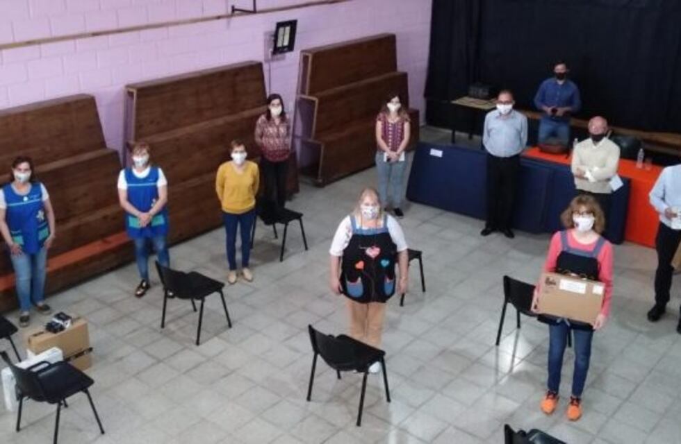 Alcides Calvo entregó equipamiento sanitario en María Juana