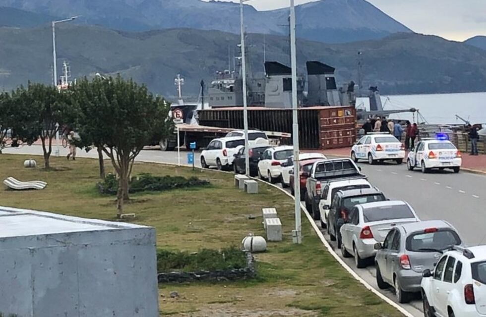 Corte de tránsito en avenida costanera por la caída de un contenedor sobre la calzada