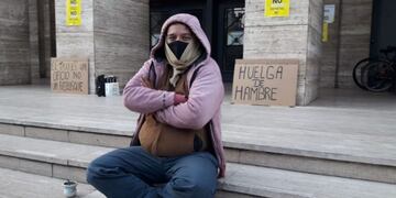 José Balbuena se instaló frente a la puerta de la Municipalidad y luego se sumaron otros trabajadores\u002E (Radio EME)