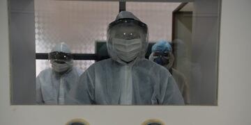 A medical staff wearing Personal Protection Equipment (PPE) waits for patients during a Covid-19 Coronavirus screening at the dedicated Covid facility of the civil hospital, in Nashik on September 13, 2020\u002E (Photo by Indranil MUKHERJEE / AFP)