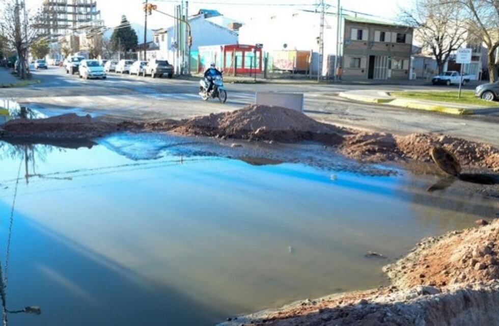Se inundó un barrio en Neuquén tras la rotura de un caño cloacal