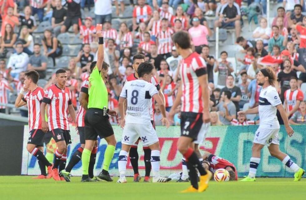 Relator de Gimnasia explotó al aire por el arbitraje de Germán Delfino