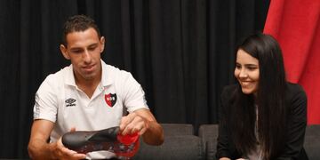 Los increíbles botines que una artista le regaló a Maxi Rodríguez (@CANOBoficial)