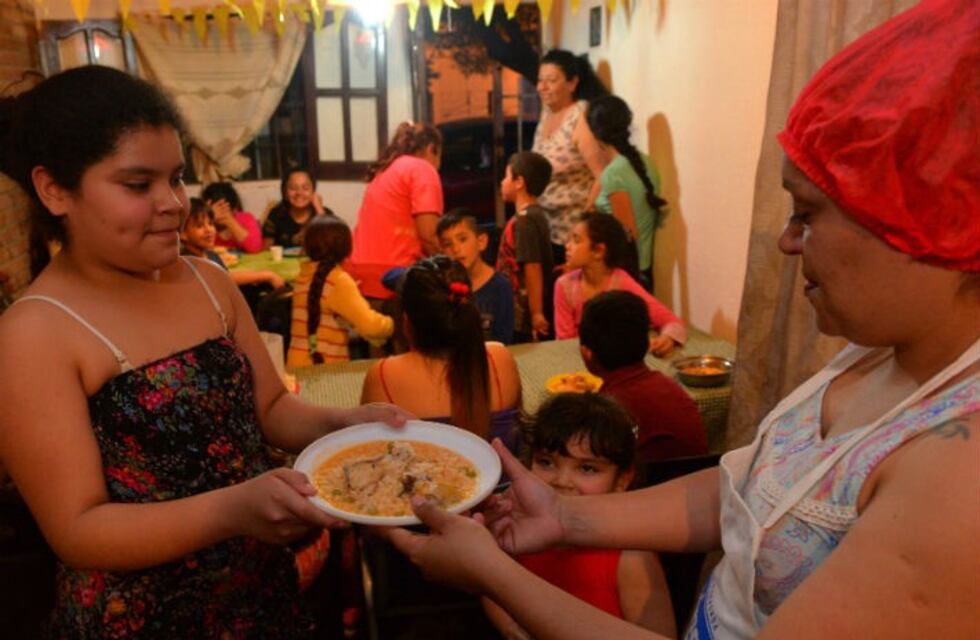 En el comedor Los Angelitos, la solidaridad sabe a guiso de arroz