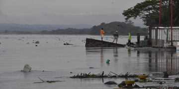 People observe the Tecoluca river water level after the passage of Hurricane Katia in Tecolutla, Veracruz State, Mexico, on September 9, 2017\u002E\nStorm Katia made landfall in the east as a Category One hurricane and hours later was downgraded to a tropical storm with maximum sustained winds of 45 miles (70 kilometers) per hour\u002E / AFP PHOTO / Yuri CORTEZ