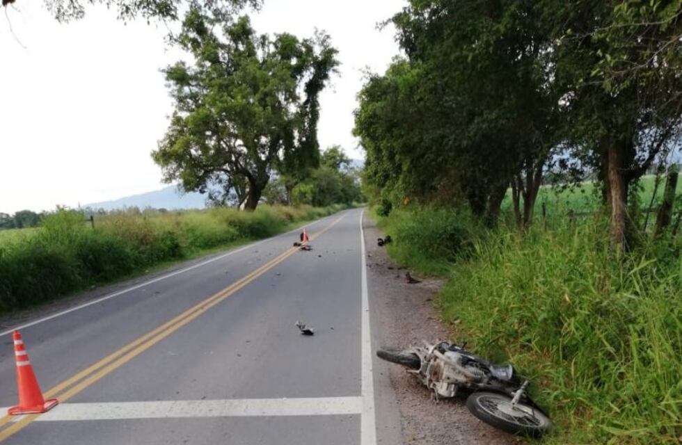 Un policía falleció tras impactar contra el acoplado de un tractor tabacalero