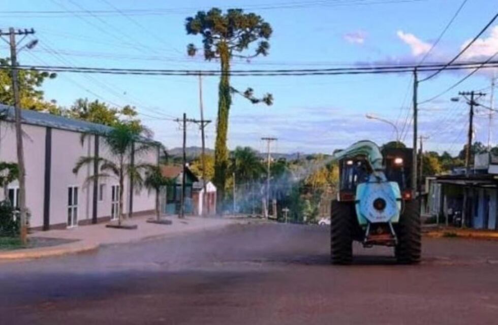 San Antonio refuerza las tareas de desinfección en las calles del pueblo