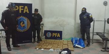La Policía muestra el material secuestrado en la casa del líder de la banda narco, que fue desbaratada durante esta madrugada\u002E