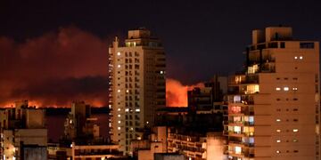 Vista desde Rosario del incendio en islas (Municipalidad de Rosario)