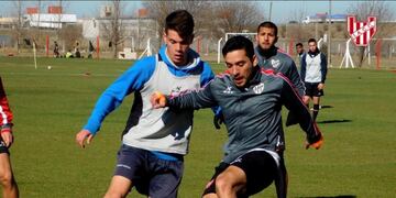 Javier Mendoza será casi un enganche, y estará rodeado por jugadores de buen pie\u002E Una apuesta audaz de la Gloria\u002E