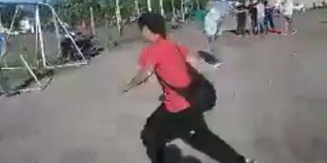 Al menos tres personas resultaron heridas luego de una pelea que se dio entre hinchas de Colón y de Ferro de General Alvear\u002E