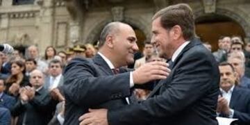El gobernador Manzur se funde en un abrazo con Driollet, tras la asunción de éste último como Secretario de Lucha contra el Narcotráfico\u002E